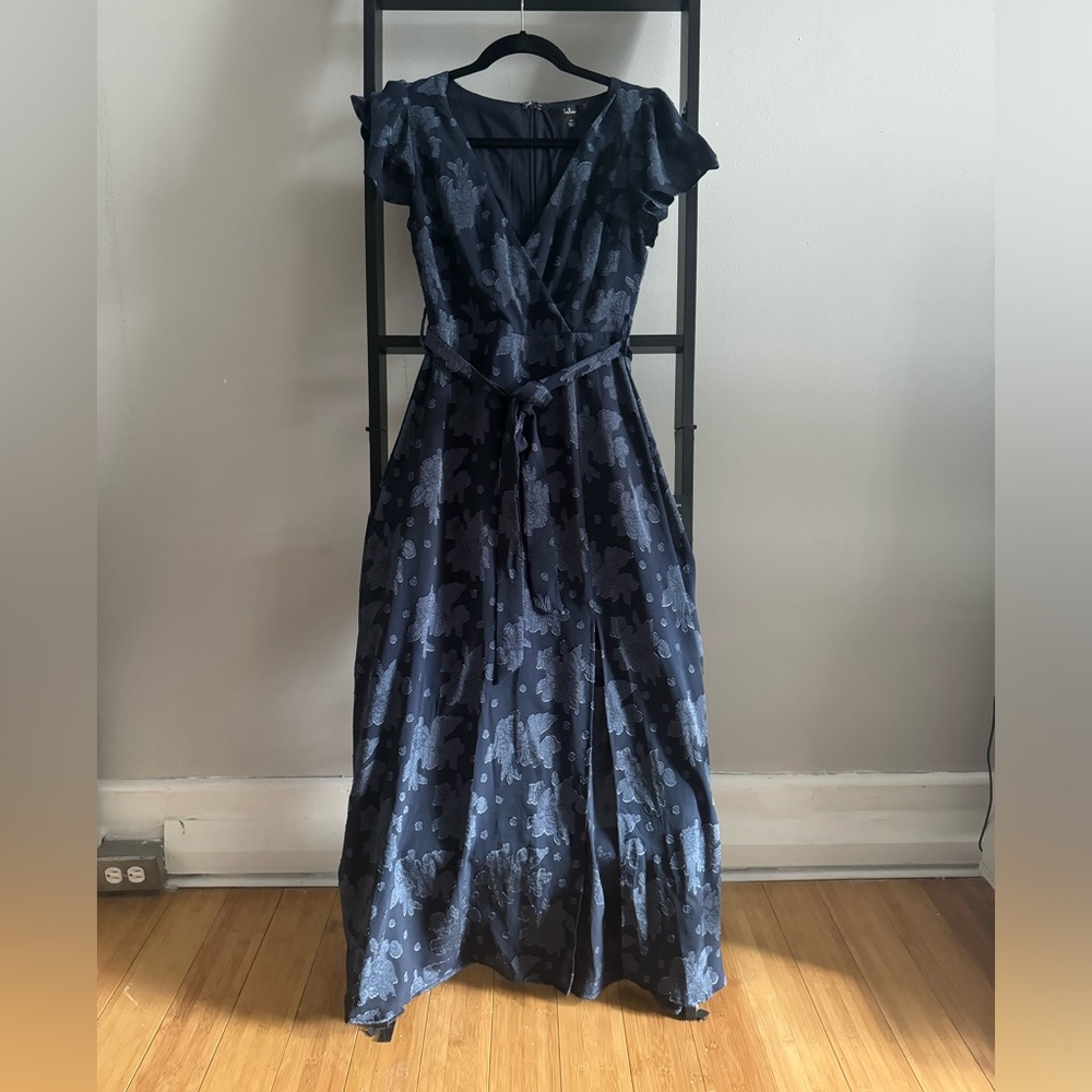 Lulus XS long flowered dress. Slight in the right side, and optional tie front.